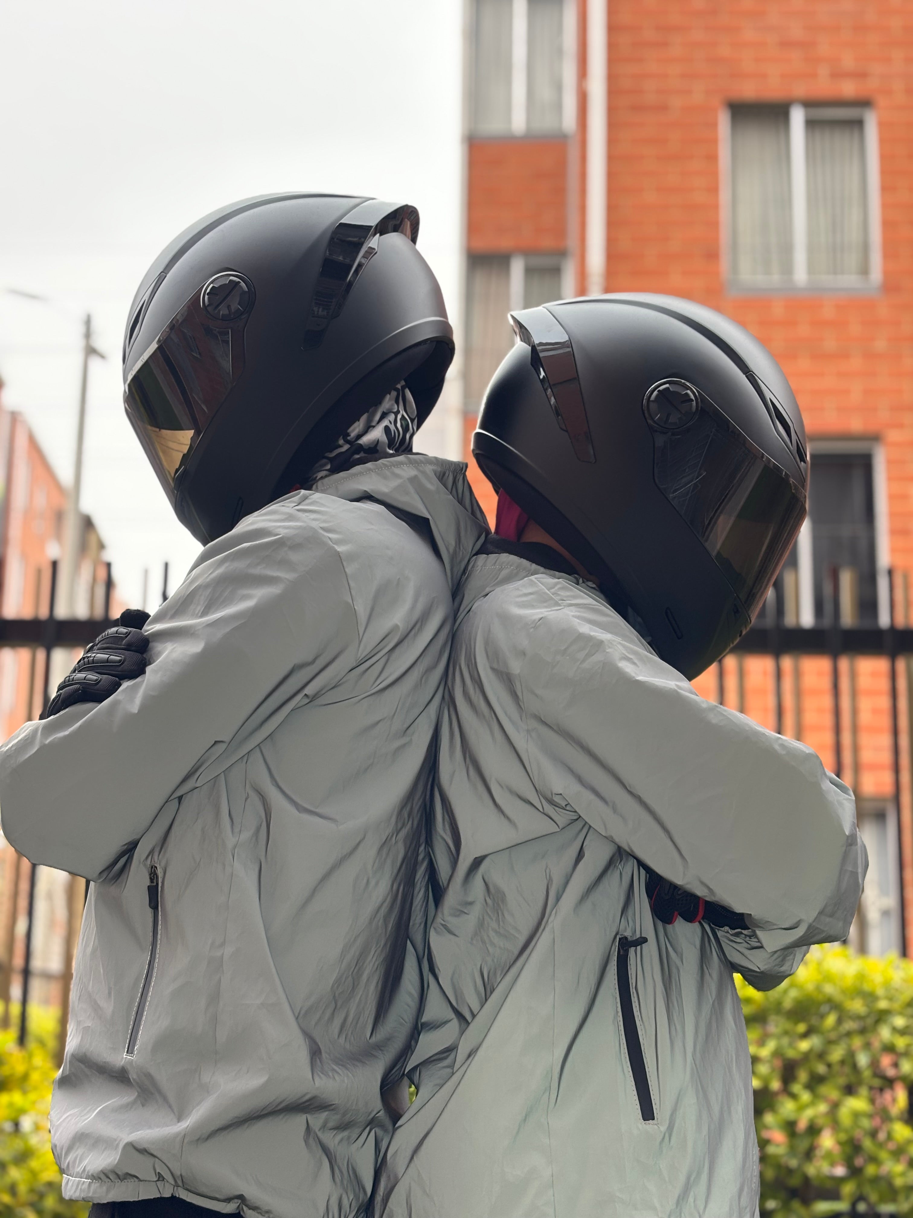 2 CASCOS CERTIFICADOS 🔥

Combo 2 Cascos Certificados para Moto – Seguridad + Ahorro 🔥