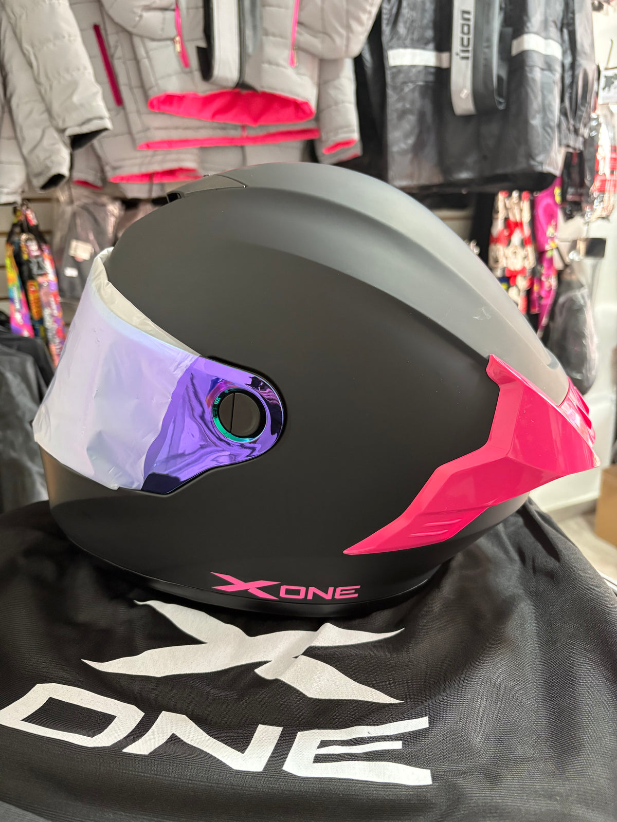Casco XONE 500-RS Negro mate fucsia