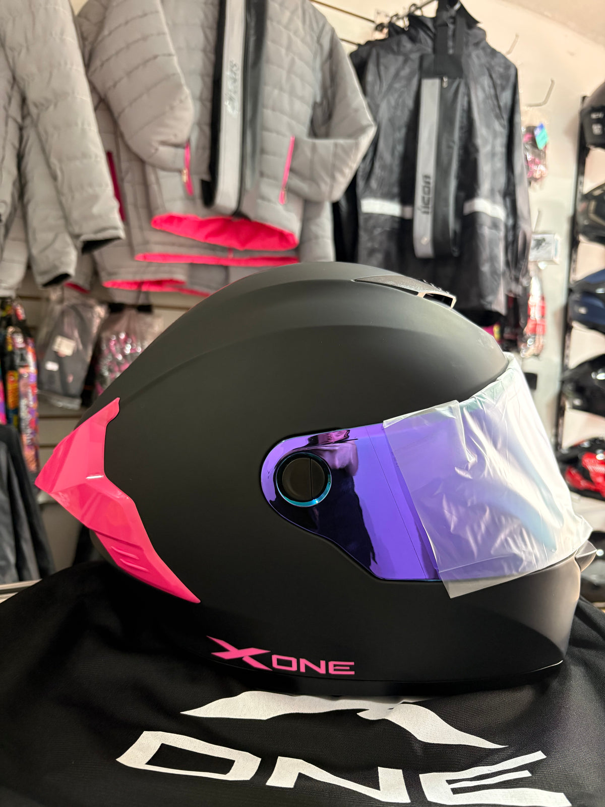 Casco XONE 500-RS Negro mate fucsia